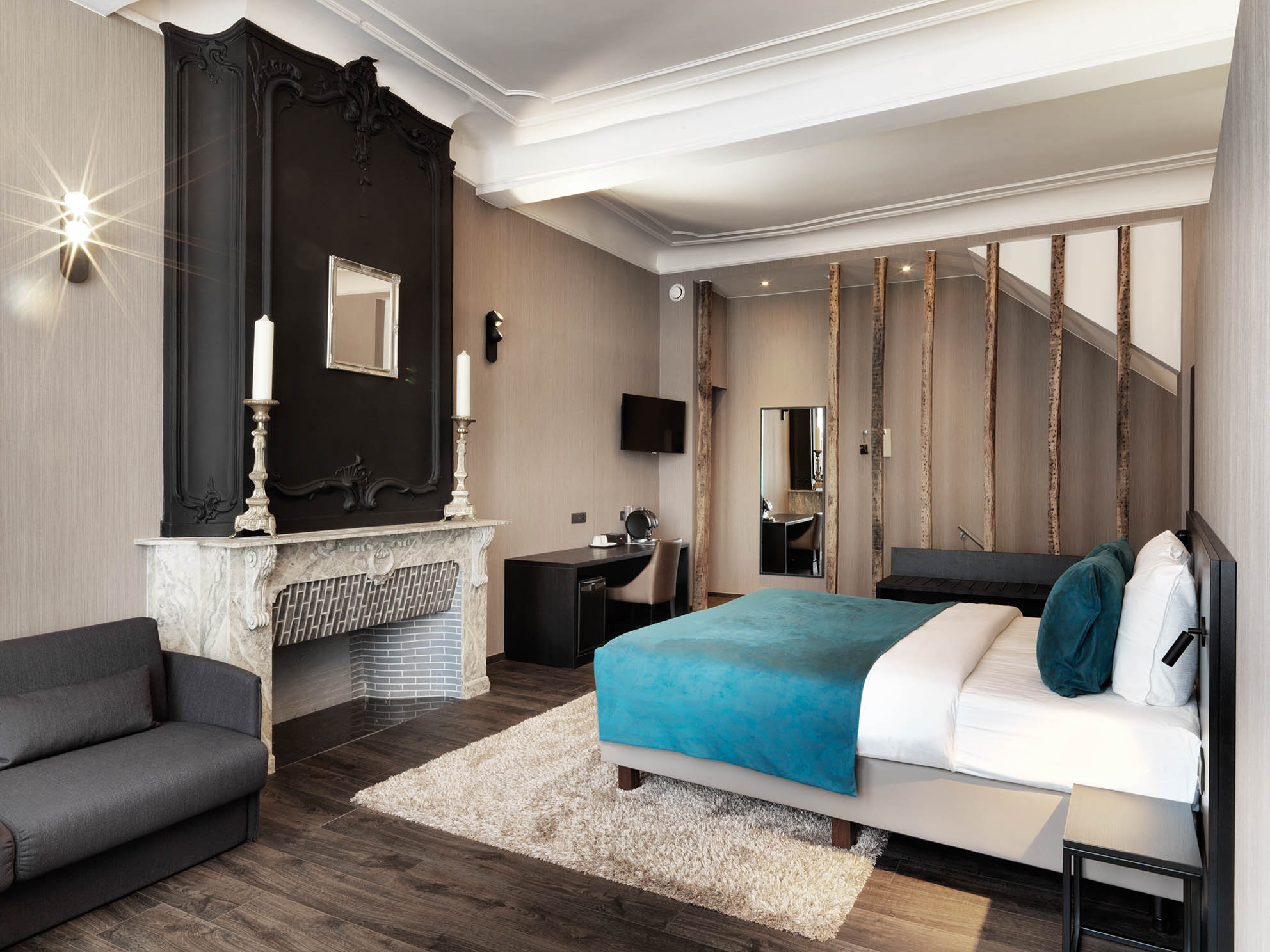 Executive suite met open haard, turquoise beddengoed en zithoek
